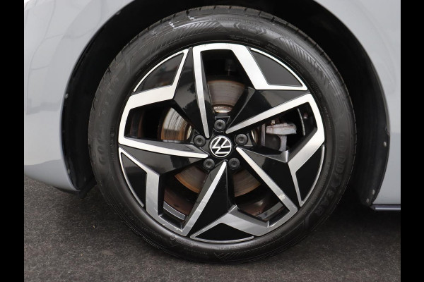 Volkswagen ID.3 First Plus 58 kWh | Trekhaak | Stoel & stuurverwarming | Camera | Adaptive cruise | Sfeerverlichting | Carplay | Matrix LED | Parkeerhulp | Climate control