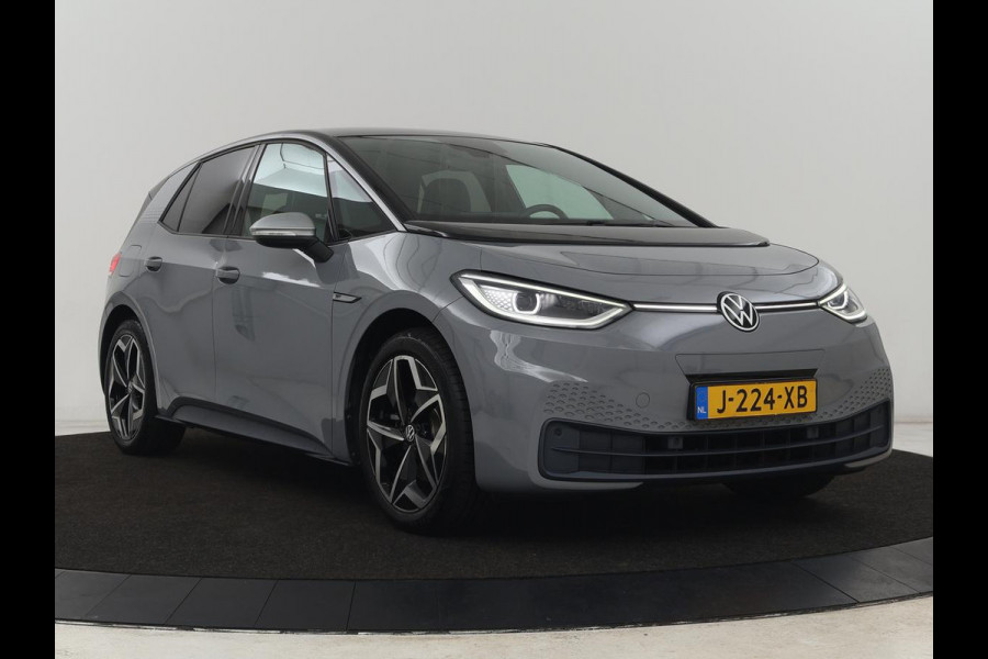 Volkswagen ID.3 First Plus 58 kWh | Trekhaak | Stoel & stuurverwarming | Camera | Adaptive cruise | Sfeerverlichting | Carplay | Matrix LED | Parkeerhulp | Climate control
