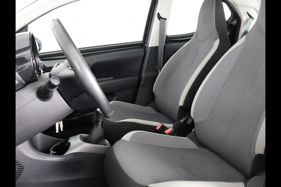 Toyota Aygo 1.0 VVT-i X-PLAY CARPLAY NAVI GARANTIE 2031 1e EIG BIJNA 2021. 100% ONDERHOUDEN .CAMERA.BLACK EDITION