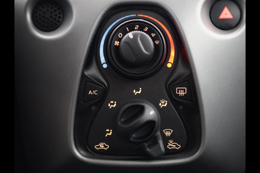 Toyota Aygo 1.0 VVT-i X-PLAY CARPLAY NAVI GARANTIE 2031 1e EIG BIJNA 2021. 100% ONDERHOUDEN .CAMERA.BLACK EDITION