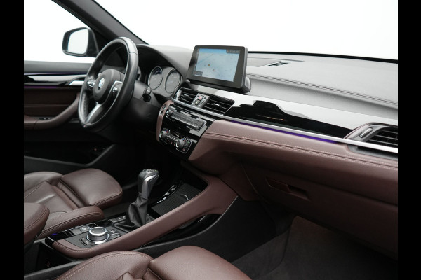 BMW X1 xDrive25e Sportline Plug In Hybrid 221pk Dealer O.H. PHEV | Panodak | Adaptive Cruise | Head Up | Camera | Lederen Sportstoelen Memory & Verwarmd | Sfeerverlichting | Stuur Verwarmd | Apple Carplay | Keyless | Navigatie | DAB |