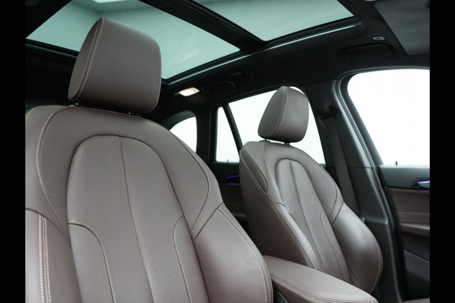 BMW X1 xDrive25e Sportline Plug In Hybrid 221pk Dealer O.H. PHEV | Panodak | Adaptive Cruise | Head Up | Camera | Lederen Sportstoelen Memory & Verwarmd | Sfeerverlichting | Stuur Verwarmd | Apple Carplay | Keyless | Navigatie | DAB |