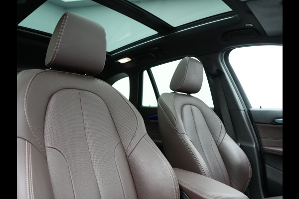 BMW X1 xDrive25e Sportline Plug In Hybrid 221pk Dealer O.H. PHEV | Panodak | Adaptive Cruise | Head Up | Camera | Lederen Sportstoelen Memory & Verwarmd | Sfeerverlichting | Stuur Verwarmd | Apple Carplay | Keyless | Navigatie | DAB |