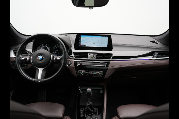 BMW X1 xDrive25e Sportline Plug In Hybrid 221pk Dealer O.H. PHEV | Panodak | Adaptive Cruise | Head Up | Camera | Lederen Sportstoelen Memory & Verwarmd | Sfeerverlichting | Stuur Verwarmd | Apple Carplay | Keyless | Navigatie | DAB |