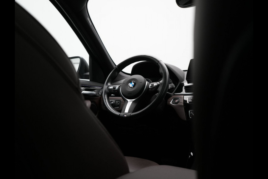 BMW X1 xDrive25e Sportline Plug In Hybrid 221pk Dealer O.H. PHEV | Panodak | Adaptive Cruise | Head Up | Camera | Lederen Sportstoelen Memory & Verwarmd | Sfeerverlichting | Stuur Verwarmd | Apple Carplay | Keyless | Navigatie | DAB |