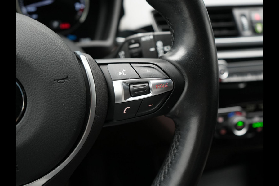 BMW X1 xDrive25e Sportline Plug In Hybrid 221pk Dealer O.H. PHEV | Panodak | Adaptive Cruise | Head Up | Camera | Lederen Sportstoelen Memory & Verwarmd | Sfeerverlichting | Stuur Verwarmd | Apple Carplay | Keyless | Navigatie | DAB |