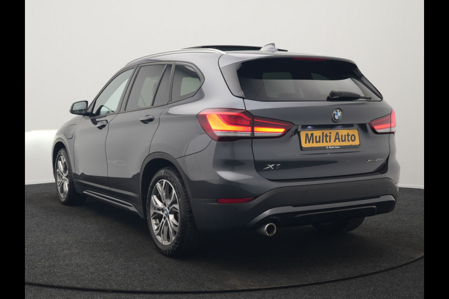 BMW X1 xDrive25e Sportline Plug In Hybrid 221pk Dealer O.H. PHEV | Panodak | Adaptive Cruise | Head Up | Camera | Lederen Sportstoelen Memory & Verwarmd | Sfeerverlichting | Stuur Verwarmd | Apple Carplay | Keyless | Navigatie | DAB |