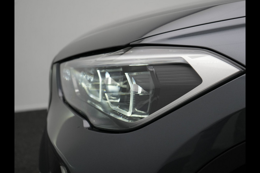 BMW X1 xDrive25e Sportline Plug In Hybrid 221pk Dealer O.H. PHEV | Panodak | Adaptive Cruise | Head Up | Camera | Lederen Sportstoelen Memory & Verwarmd | Sfeerverlichting | Stuur Verwarmd | Apple Carplay | Keyless | Navigatie | DAB |