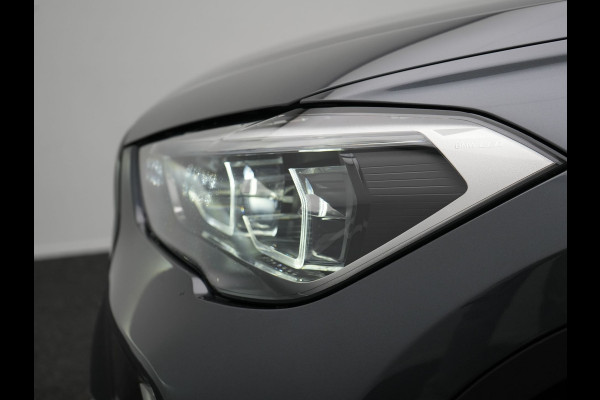 BMW X1 xDrive25e Sportline Plug In Hybrid 221pk Dealer O.H. PHEV | Panodak | Adaptive Cruise | Head Up | Camera | Lederen Sportstoelen Memory & Verwarmd | Sfeerverlichting | Stuur Verwarmd | Apple Carplay | Keyless | Navigatie | DAB |