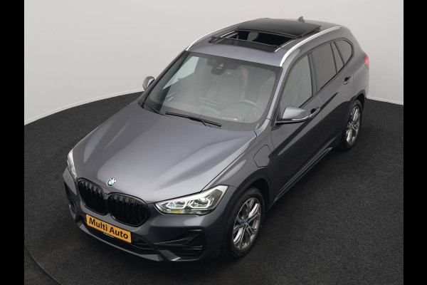 BMW X1 xDrive25e Sportline Plug In Hybrid 221pk Dealer O.H. PHEV | Panodak | Adaptive Cruise | Head Up | Camera | Lederen Sportstoelen Memory & Verwarmd | Sfeerverlichting | Stuur Verwarmd | Apple Carplay | Keyless | Navigatie | DAB |