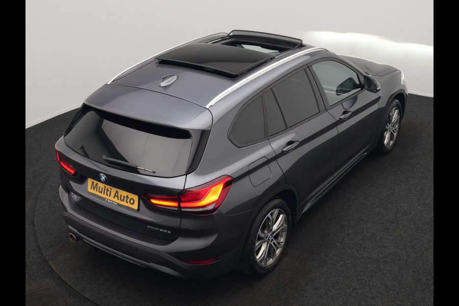 BMW X1 xDrive25e Sportline Plug In Hybrid 221pk Dealer O.H. PHEV | Panodak | Adaptive Cruise | Head Up | Camera | Lederen Sportstoelen Memory & Verwarmd | Sfeerverlichting | Stuur Verwarmd | Apple Carplay | Keyless | Navigatie | DAB |