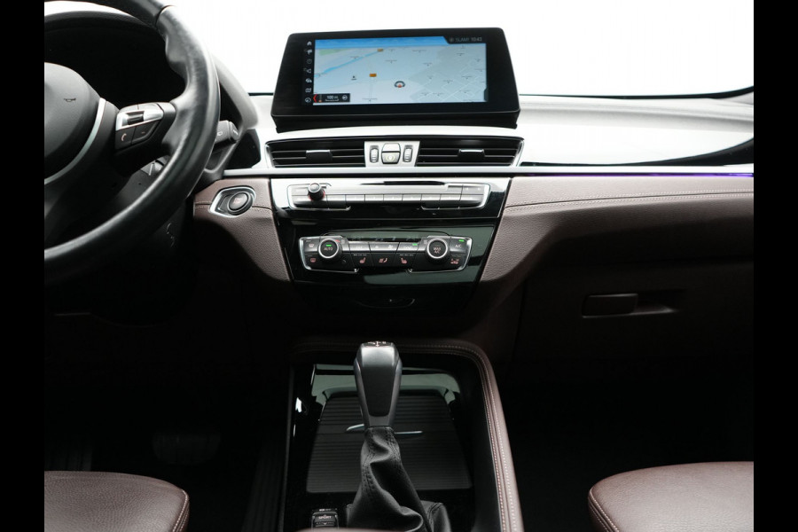 BMW X1 xDrive25e Sportline Plug In Hybrid 221pk Dealer O.H. PHEV | Panodak | Adaptive Cruise | Head Up | Camera | Lederen Sportstoelen Memory & Verwarmd | Sfeerverlichting | Stuur Verwarmd | Apple Carplay | Keyless | Navigatie | DAB |