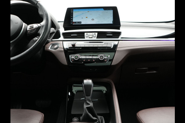 BMW X1 xDrive25e Sportline Plug In Hybrid 221pk Dealer O.H. PHEV | Panodak | Adaptive Cruise | Head Up | Camera | Lederen Sportstoelen Memory & Verwarmd | Sfeerverlichting | Stuur Verwarmd | Apple Carplay | Keyless | Navigatie | DAB |