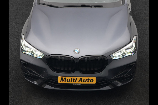 BMW X1 xDrive25e Sportline Plug In Hybrid 221pk Dealer O.H. PHEV | Panodak | Adaptive Cruise | Head Up | Camera | Lederen Sportstoelen Memory & Verwarmd | Sfeerverlichting | Stuur Verwarmd | Apple Carplay | Keyless | Navigatie | DAB |