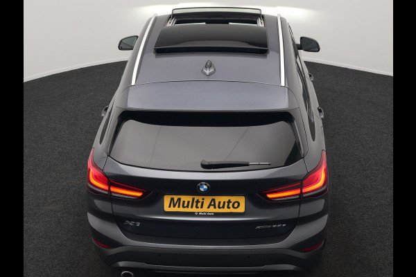 BMW X1 xDrive25e Sportline Plug In Hybrid 221pk Dealer O.H. PHEV | Panodak | Adaptive Cruise | Head Up | Camera | Lederen Sportstoelen Memory & Verwarmd | Sfeerverlichting | Stuur Verwarmd | Apple Carplay | Keyless | Navigatie | DAB |