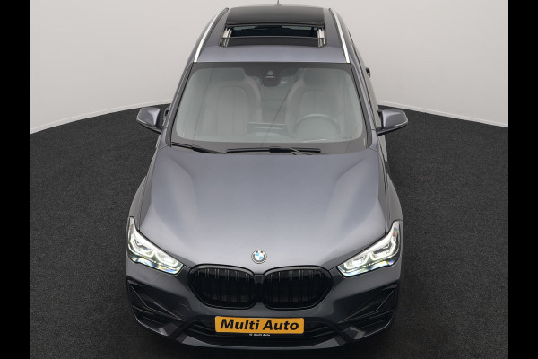 BMW X1 xDrive25e Sportline Plug In Hybrid 221pk Dealer O.H. PHEV | Panodak | Adaptive Cruise | Head Up | Camera | Lederen Sportstoelen Memory & Verwarmd | Sfeerverlichting | Stuur Verwarmd | Apple Carplay | Keyless | Navigatie | DAB |
