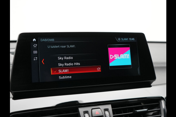 BMW X1 xDrive25e Sportline Plug In Hybrid 221pk Dealer O.H. PHEV | Panodak | Adaptive Cruise | Head Up | Camera | Lederen Sportstoelen Memory & Verwarmd | Sfeerverlichting | Stuur Verwarmd | Apple Carplay | Keyless | Navigatie | DAB |