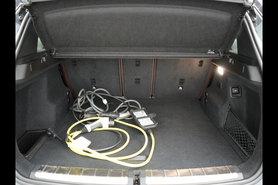 BMW X1 xDrive25e Sportline Plug In Hybrid 221pk Dealer O.H. PHEV | Panodak | Adaptive Cruise | Head Up | Camera | Lederen Sportstoelen Memory & Verwarmd | Sfeerverlichting | Stuur Verwarmd | Apple Carplay | Keyless | Navigatie | DAB |