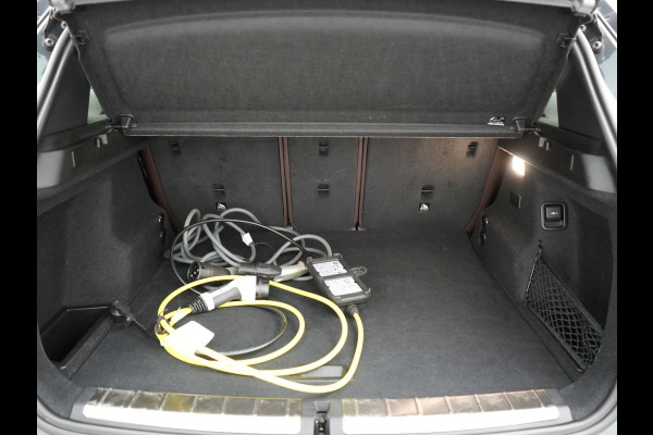 BMW X1 xDrive25e Sportline Plug In Hybrid 221pk Dealer O.H. PHEV | Panodak | Adaptive Cruise | Head Up | Camera | Lederen Sportstoelen Memory & Verwarmd | Sfeerverlichting | Stuur Verwarmd | Apple Carplay | Keyless | Navigatie | DAB |