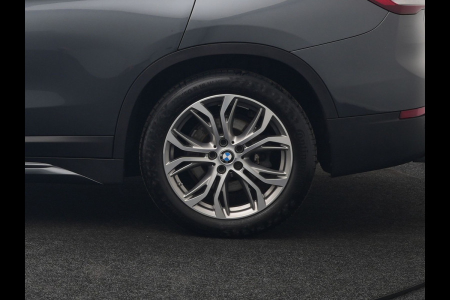 BMW X1 xDrive25e Sportline Plug In Hybrid 221pk Dealer O.H. PHEV | Panodak | Adaptive Cruise | Head Up | Camera | Lederen Sportstoelen Memory & Verwarmd | Sfeerverlichting | Stuur Verwarmd | Apple Carplay | Keyless | Navigatie | DAB |