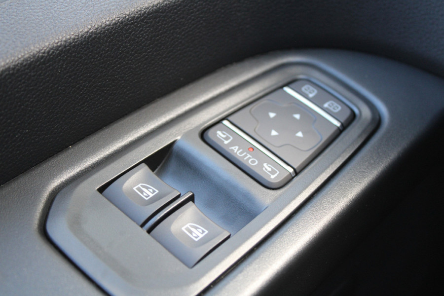 Renault Trafic 2.0 Blue dCi 170pk T29 L2H1 Extra DC - 2x Schuifdeur - Carplay - LED - Blind Spot - Navigatie - Camera - Trekhaak - Stoelverwarm