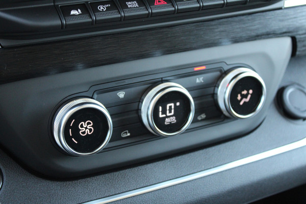 Renault Trafic 2.0 Blue dCi 170pk T29 L2H1 Extra DC - 2x Schuifdeur - Carplay - LED - Blind Spot - Navigatie - Camera - Trekhaak - Stoelverwarm