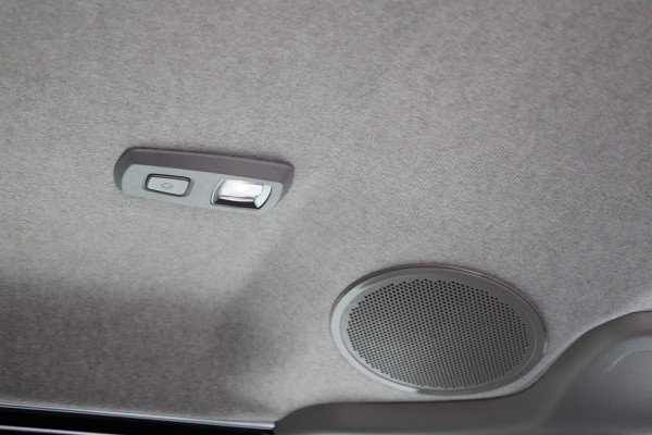 Renault Trafic 2.0 Blue dCi 170pk T29 L2H1 Extra DC - 2x Schuifdeur - Carplay - LED - Blind Spot - Navigatie - Camera - Trekhaak - Stoelverwarm