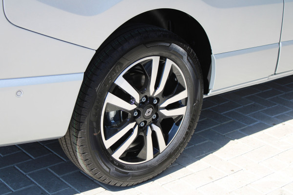 Renault Trafic 2.0 Blue dCi 170pk T29 L2H1 Extra DC - 2x Schuifdeur - Carplay - LED - Blind Spot - Navigatie - Camera - Trekhaak - Stoelverwarm