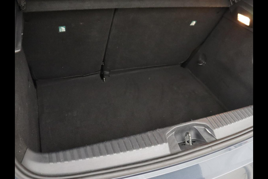 Renault Clio 1.0 TCe Intens | Stoelverwarming | Camera | Carplay | Half leder | Climate control | Full LED | Parkeerhulp | Cruise control | Keyless