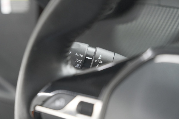 Peugeot e-2008 EV Allure Pack 50 kWh | 3 Fase Laadfunctie | Parkeersensoren | Apple Carplay | Climate Control