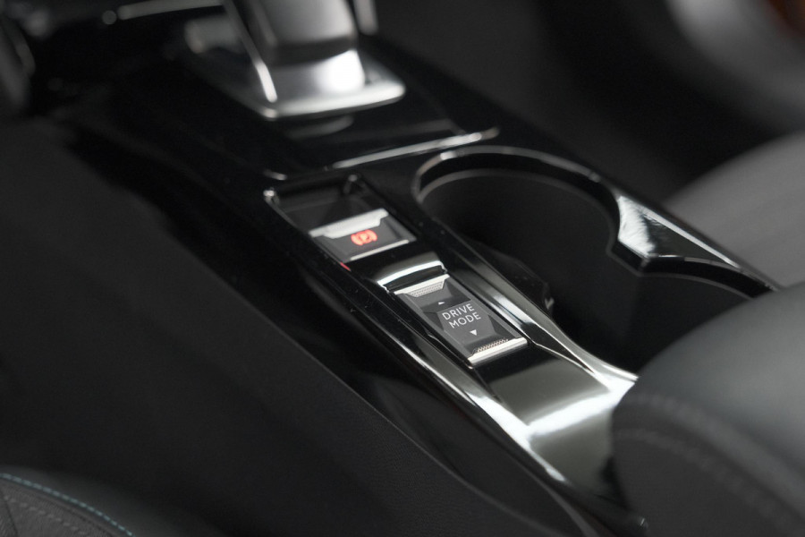 Peugeot e-2008 EV Allure Pack 50 kWh | 3 Fase Laadfunctie | Parkeersensoren | Apple Carplay | Climate Control