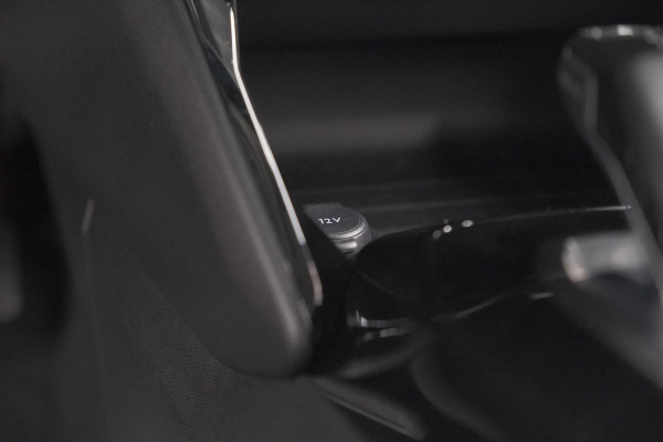 Peugeot e-2008 EV Allure Pack 50 kWh | 3 Fase Laadfunctie | Parkeersensoren | Apple Carplay | Climate Control