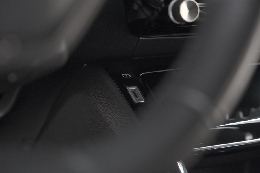 Peugeot e-2008 EV Allure Pack 50 kWh | 3 Fase Laadfunctie | Parkeersensoren | Apple Carplay | Climate Control
