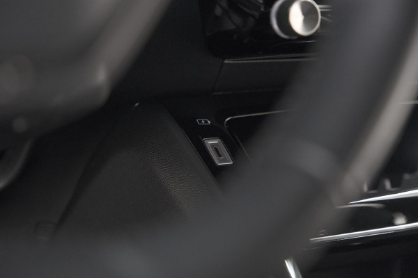 Peugeot e-2008 EV Allure Pack 50 kWh | 3 Fase Laadfunctie | Parkeersensoren | Apple Carplay | Climate Control