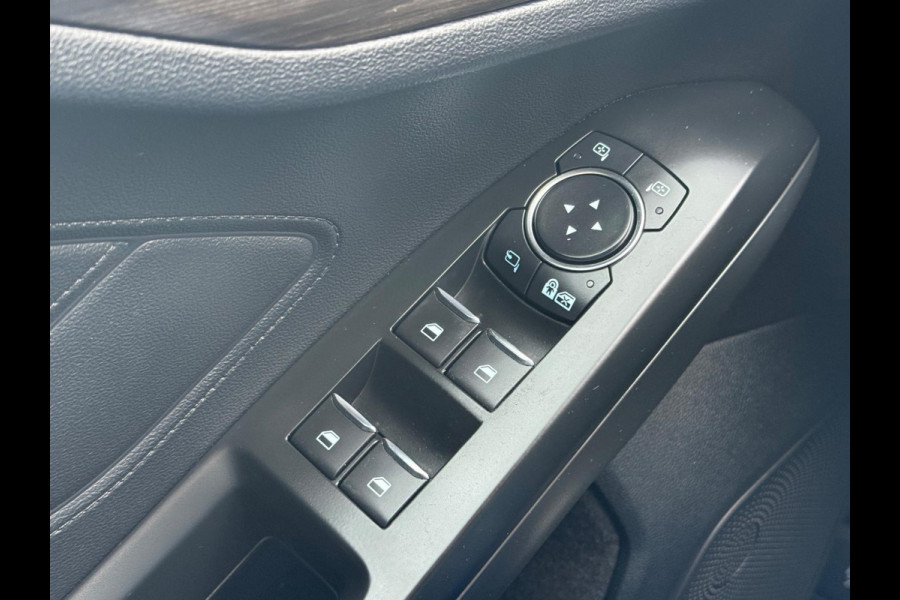 Ford FOCUS Wagon 1.5 EcoBoost 182 pk Vignale,achteruitrijcamera headup display,18 inch, leder,stoelverwarming