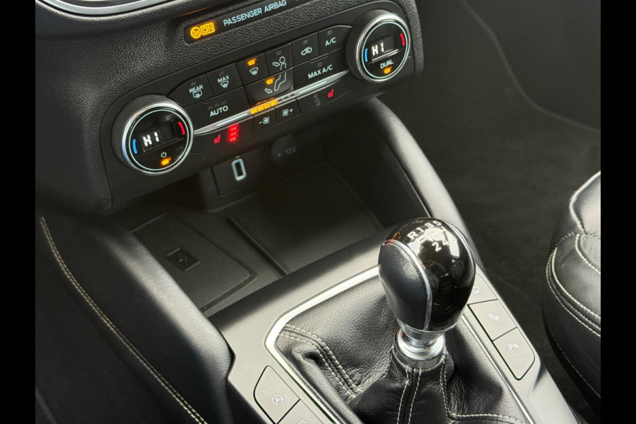 Ford FOCUS Wagon 1.5 EcoBoost 182 pk Vignale,achteruitrijcamera headup display,18 inch, leder,stoelverwarming