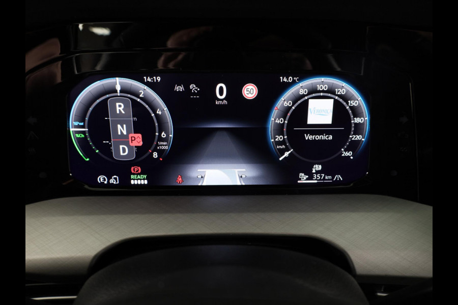 Volkswagen Golf 1.5 eHybrid Life Edition 204 pk Automaat (DSG) | Verlengde garantie | Navigatie via App | Parkeersensoren (Park assist) | Achteruitrijcamera | Stoelverwarming |