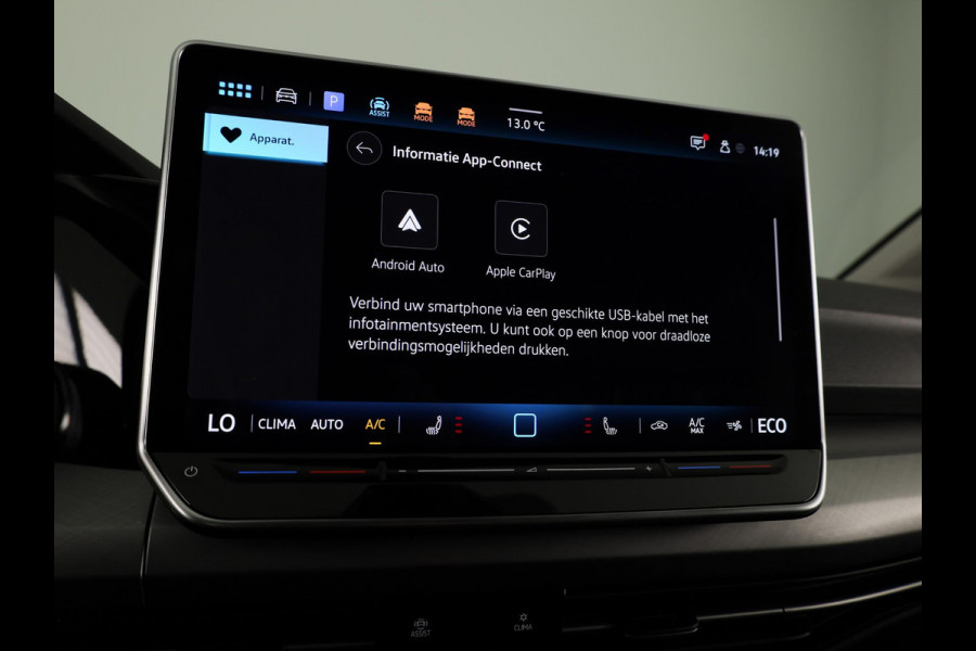 Volkswagen Golf 1.5 eHybrid Life Edition 204 pk Automaat (DSG) | Verlengde garantie | Navigatie via App | Parkeersensoren (Park assist) | Achteruitrijcamera | Stoelverwarming |