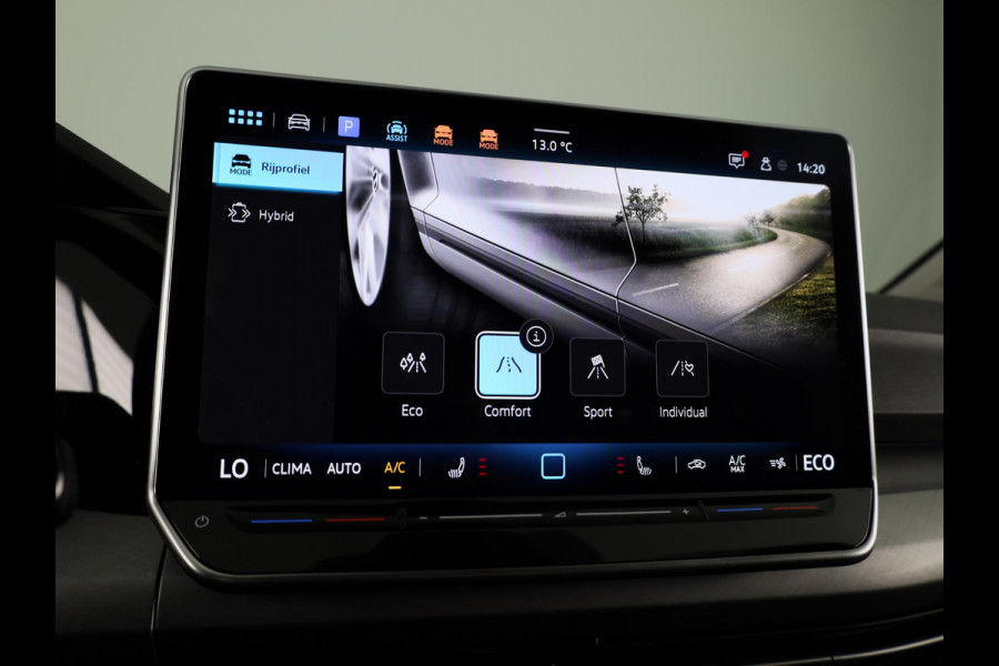 Volkswagen Golf 1.5 eHybrid Life Edition 204 pk Automaat (DSG) | Verlengde garantie | Navigatie via App | Parkeersensoren (Park assist) | Achteruitrijcamera | Stoelverwarming |