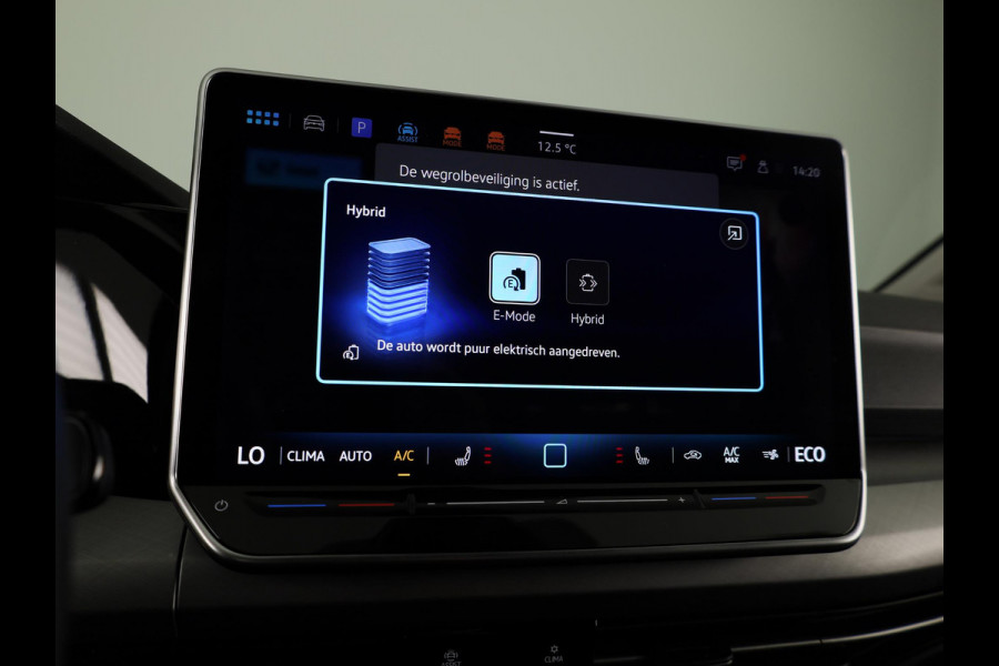 Volkswagen Golf 1.5 eHybrid Life Edition 204 pk Automaat (DSG) | Verlengde garantie | Navigatie via App | Parkeersensoren (Park assist) | Achteruitrijcamera | Stoelverwarming |