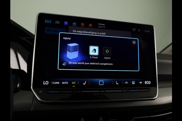 Volkswagen Golf 1.5 eHybrid Life Edition 204 pk Automaat (DSG) | Verlengde garantie | Navigatie via App | Parkeersensoren (Park assist) | Achteruitrijcamera | Stoelverwarming |