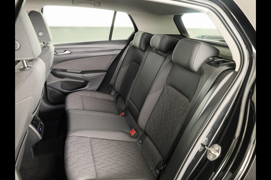 Volkswagen Golf 1.5 eHybrid Life Edition 204 pk Automaat (DSG) | Verlengde garantie | Navigatie via App | Parkeersensoren (Park assist) | Achteruitrijcamera | Stoelverwarming |