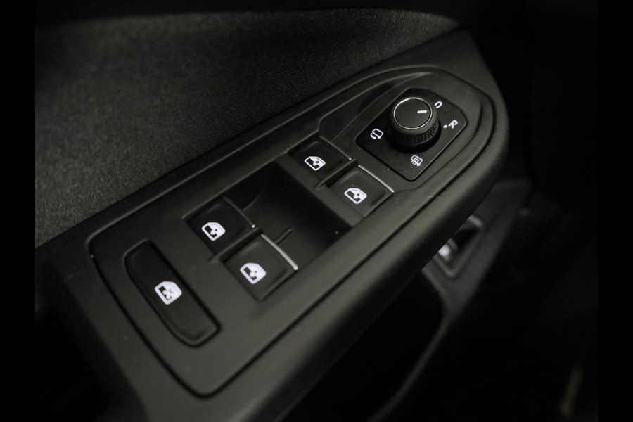 Volkswagen Golf 1.5 eHybrid Life Edition 204 pk Automaat (DSG) | Verlengde garantie | Navigatie via App | Parkeersensoren (Park assist) | Achteruitrijcamera | Stoelverwarming |