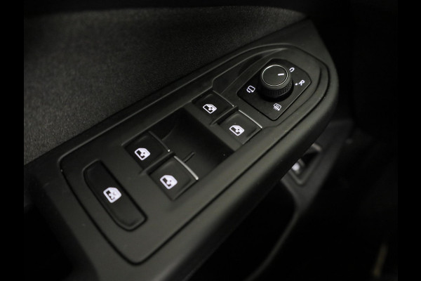 Volkswagen Golf 1.5 eHybrid Life Edition 204 pk Automaat (DSG) | Verlengde garantie | Navigatie via App | Parkeersensoren (Park assist) | Achteruitrijcamera | Stoelverwarming |