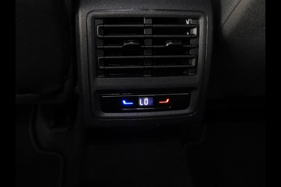 Volkswagen Golf 1.5 eHybrid Life Edition 204 pk Automaat (DSG) | Verlengde garantie | Navigatie via App | Parkeersensoren (Park assist) | Achteruitrijcamera | Stoelverwarming |