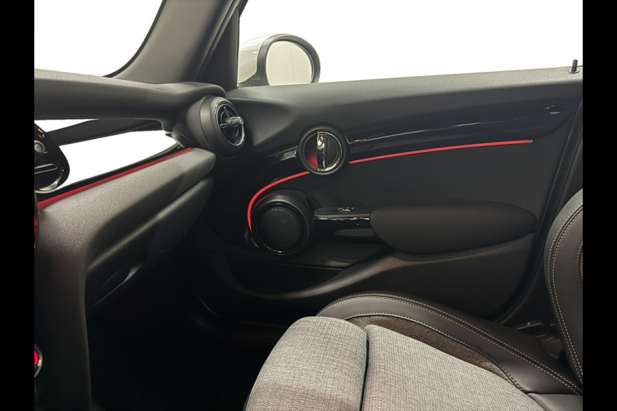 MINI Mini 1.5 Cooper Navi Leer Camera PDC Carplay Keyless Go & Entry LM velgen Zwarte hemel Stoelverw. Sportstoelen LED BTW auto!