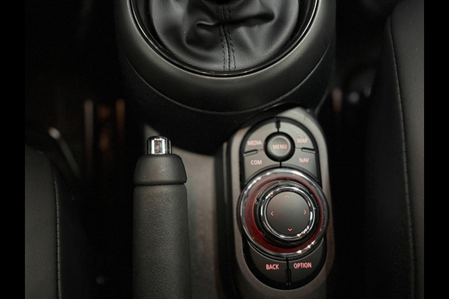 MINI Mini 1.5 Cooper Navi Leer Camera PDC Carplay Keyless Go & Entry LM velgen Zwarte hemel Stoelverw. Sportstoelen LED BTW auto!