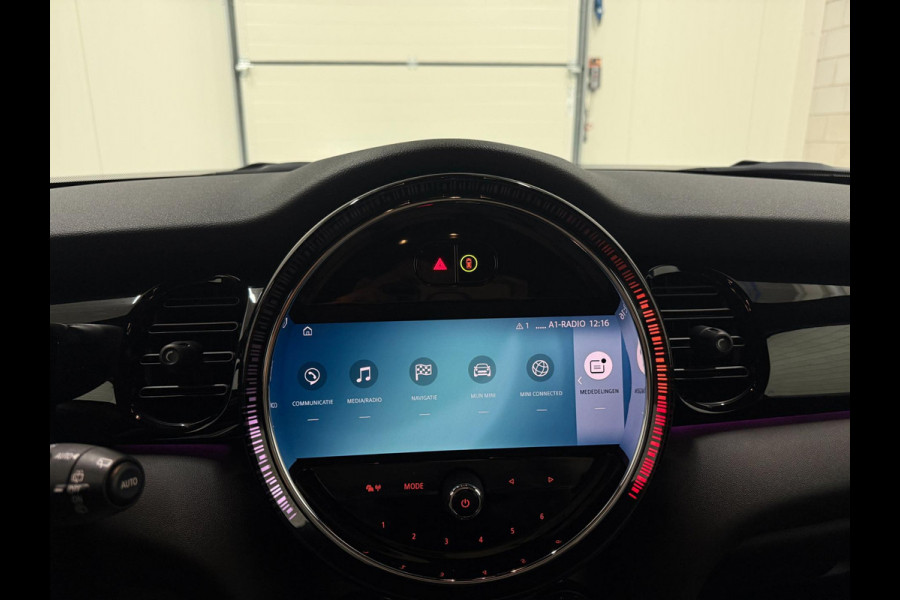 MINI Mini 1.5 Cooper Navi Leer Camera PDC Carplay Keyless Go & Entry LM velgen Zwarte hemel Stoelverw. Sportstoelen LED BTW auto!