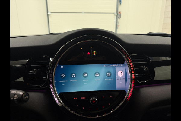 MINI Mini 1.5 Cooper Navi Leer Camera PDC Carplay Keyless Go & Entry LM velgen Zwarte hemel Stoelverw. Sportstoelen LED BTW auto!