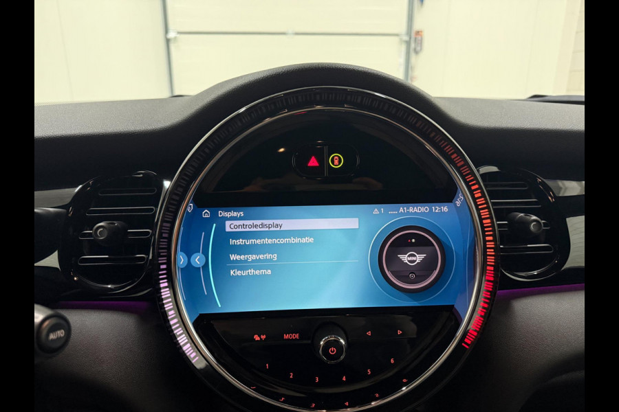 MINI Mini 1.5 Cooper Navi Leer Camera PDC Carplay Keyless Go & Entry LM velgen Zwarte hemel Stoelverw. Sportstoelen LED BTW auto!